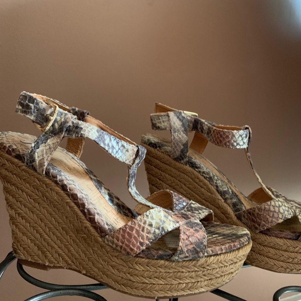 Sofft t-strap snakeskin print wedges size 8